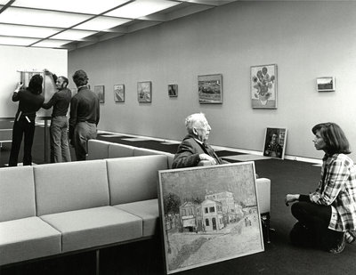 Ir. Vincent van Gogh (zoon van Theo en Jo van Gogh, en oprichter van het museum) tijdens de inrichting van het Van Gogh Museum, 1973. Foto: Jan Versnel